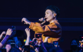蕭秉治被拱跳16蹲急求饒　曝老闆五月天瑪莎暖舉
