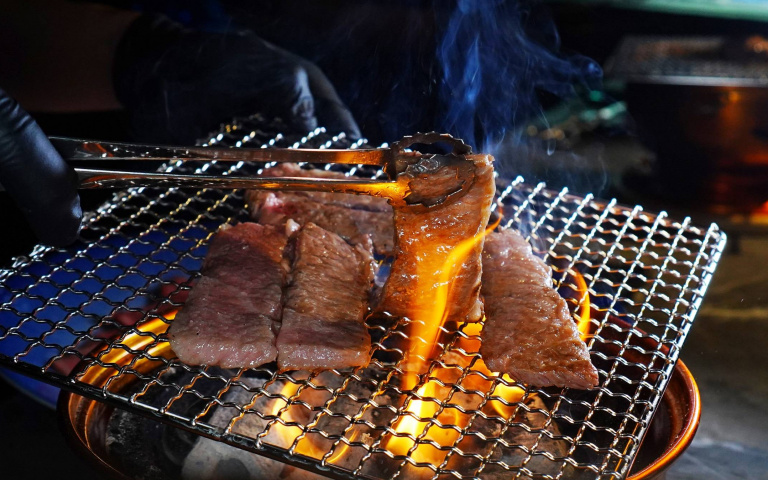 頂級燒肉強勢插旗台北東區　大啖A5和牛、活體海鮮來一場味蕾饗宴