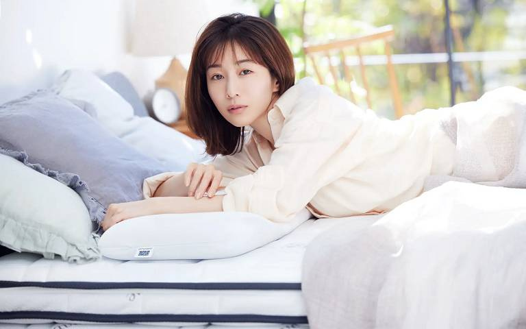 日本話題女星攜手研發 『美奈實Slim枕』，可自由調配支撐與高度的空氣編織睡枕！