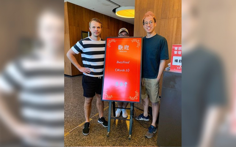 美國網紅大啖台灣美食　讚嘆30年平價水煎包老店