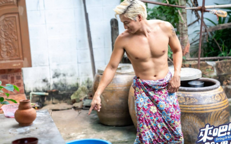 小煜自稱「泰國煜」　為MV露天洗澡秀肌