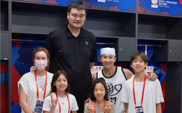 男星全家站姚明旁秒變「縮小版」！網友笑噴：畫面太幽默