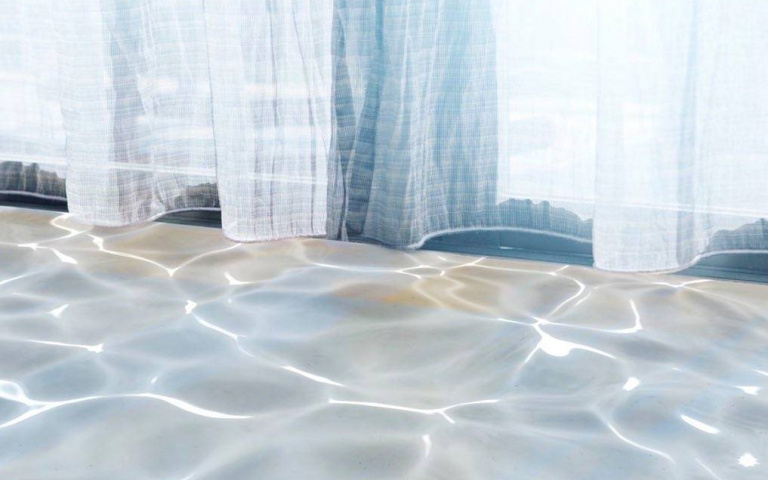 將投入室內的光線化為改變空間氛圍的裝飾!日本「Water Shadow Curtain」療癒水影窗簾