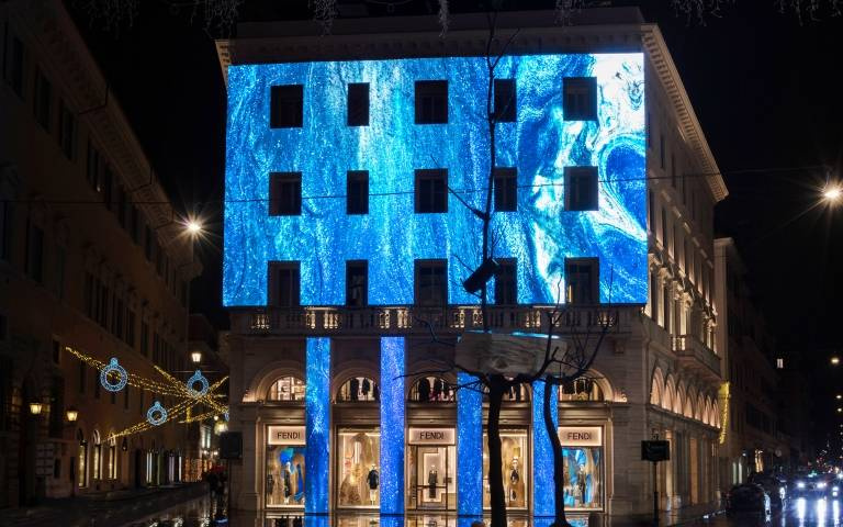 最美耶誕櫥窗降臨!FENDI 以大理石紋包圍全球店舖向古典美學致敬
