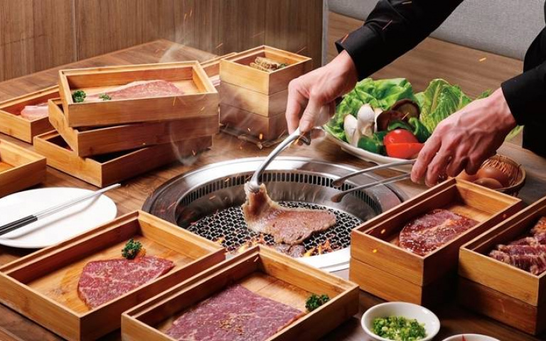 500元有找!和牛燒肉吃到飽進駐「新店京站」 百種食材任你吃