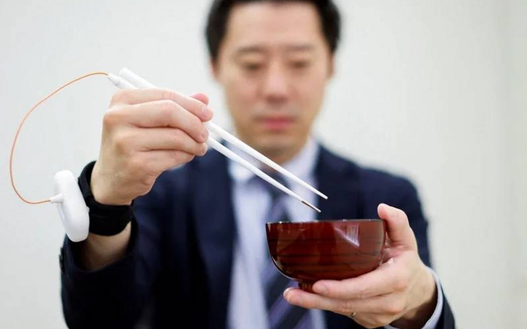 重口味愛好者也可以吃得很健康!日本研發「增味筷子」可提升1.5倍的鹹味