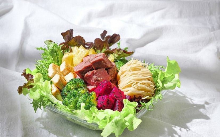 高級沙拉只要銅板價?沙拉餐盒自由搭配,30種的基底、配料,小資族必買!