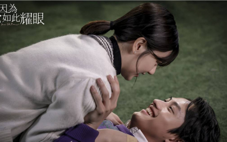 郭雪芙玩溜滑梯正面撲倒范少勳　他大膽開撩：妳喜歡我嗎？