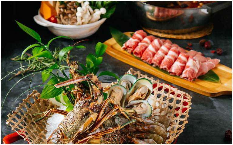 今年暑假開心爆吃一波！龍蝦火鍋、BBQ吃到飽、港點百匯　凡消費贈買一送一券！英式下午茶最低只要199元；BBQ吃到飽免400元