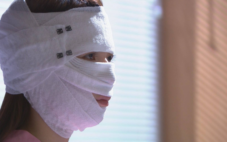 謝京穎婚後被製作人下禁孕令　紗布遮全臉挑戰腹黑角色險喘不過氣