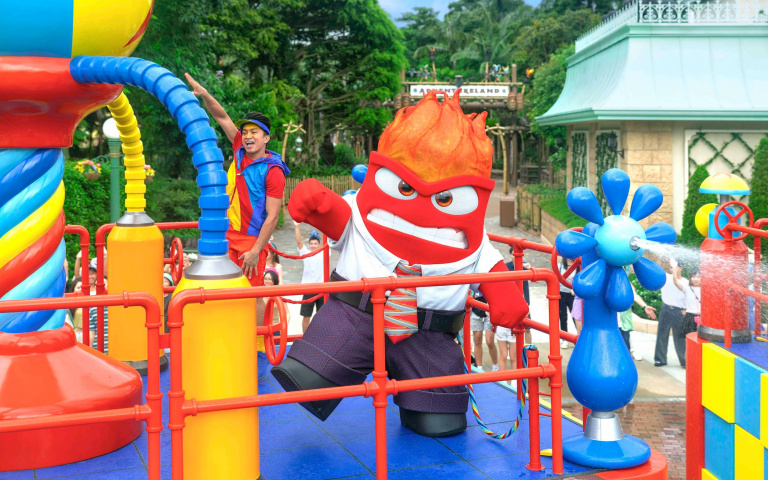 瘋玩國外樂園2/香港迪士尼迎暑假 怒怒亮相皮克斯水花派對、揪粉絲幫安娜女王慶生