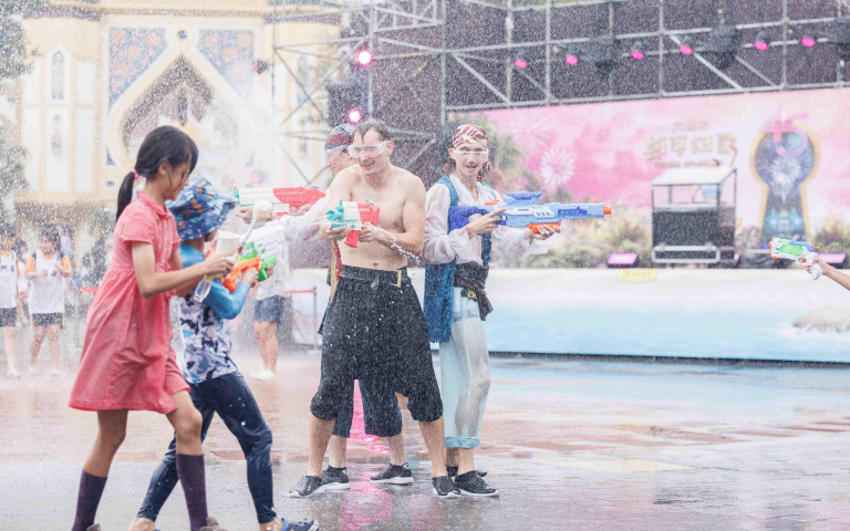 穿花襯衫$699暢玩六福村！特技火舞、300秒煙火...玩好玩滿！