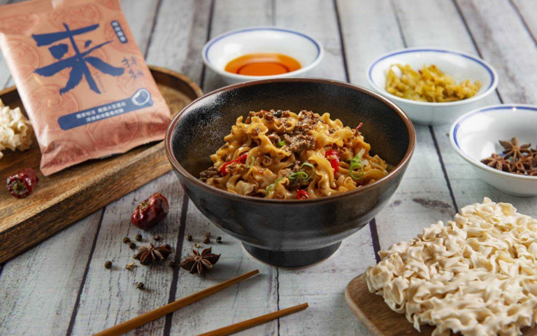 飯店搶賣麵!椒麻醬香、雞肉飯風味拌麵VS.經典牛肉麵 在家輕鬆吃