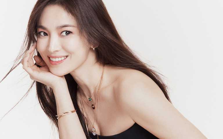 2020年終玩美收官！女神宋慧喬燦笑大展事業線，性感演繹CHAUMET珠寶親獻溫暖祝福