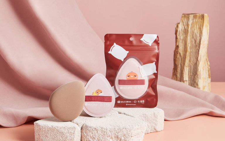 懶人新手必備化妝海綿！蜜粉定妝、眼下遮瑕、臉頰修容，所有功能一次滿足