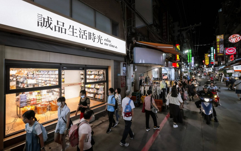 「誠品生活」24小時夜書店!會員購書享77折,咖啡或豆奶拿鐵無限暢飲!