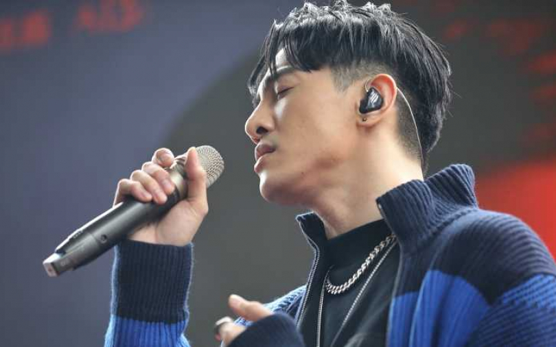 張立昂曖昧送抱枕　黃偉晉「靠腰」J.Sheon也有