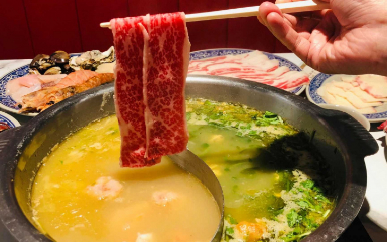 新開幕火鍋大對決!港式肥牛火鍋VS.夜店風個人鍋 湯頭、食材都講究