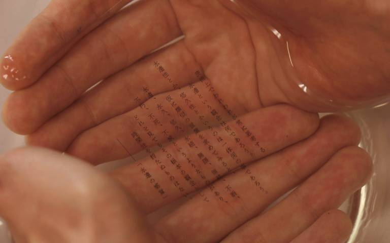 泡澡也能看書!漂浮在水面的「文學入浴劑」,再也不用擔心電子書掉到水裡啦!