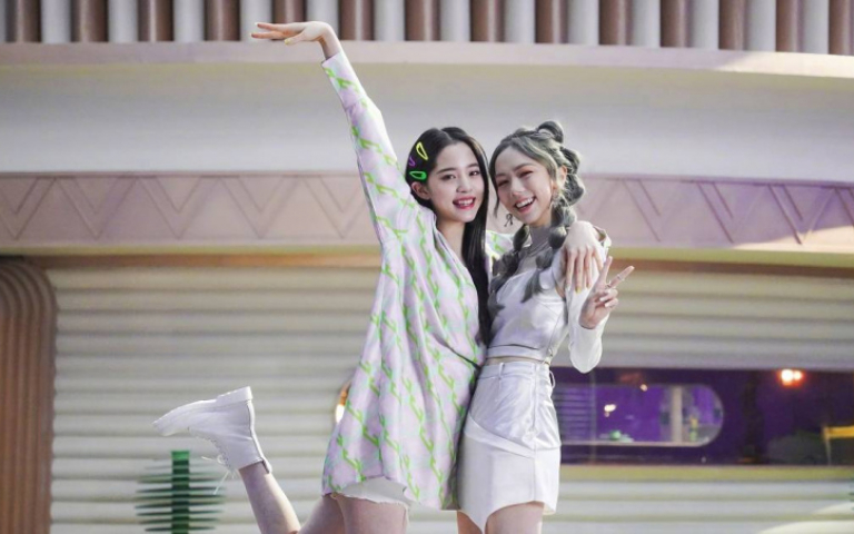 鄧紫棋揪歐陽娜娜樂土共演　「小狗姐妹」現身虛擬元宇宙　