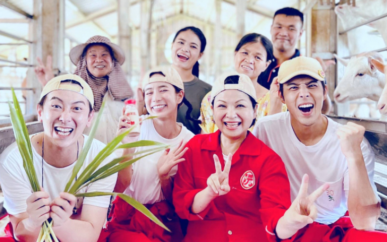 温貞菱大膽徒手清羊糞 胡宇威剛上工就喊要請假