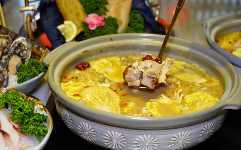 花膠雞湯火鍋再升級　新店開幕推限定湯底　聯名醬蟹吮指回味