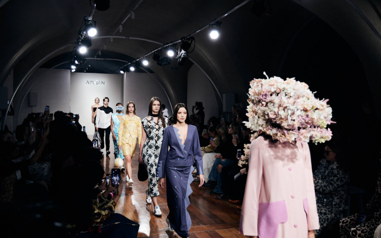 時裝品牌「APUJAN」怪獸電影變裝秀！更在台灣⾸家實體直營⾨市！