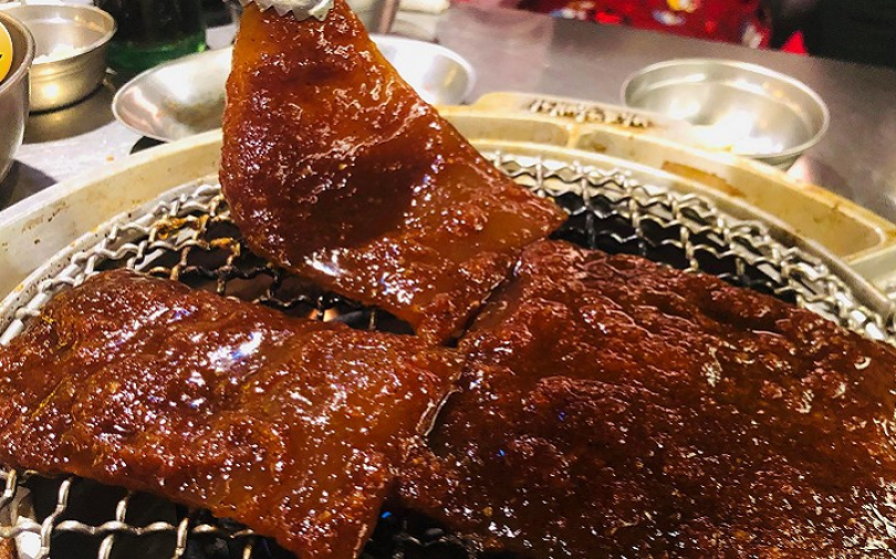 韓式烤肉餐廳周年慶推1元烤豬皮 稍微烤過一下就好吃 醬香濃郁口感超ㄉㄨㄞ的!