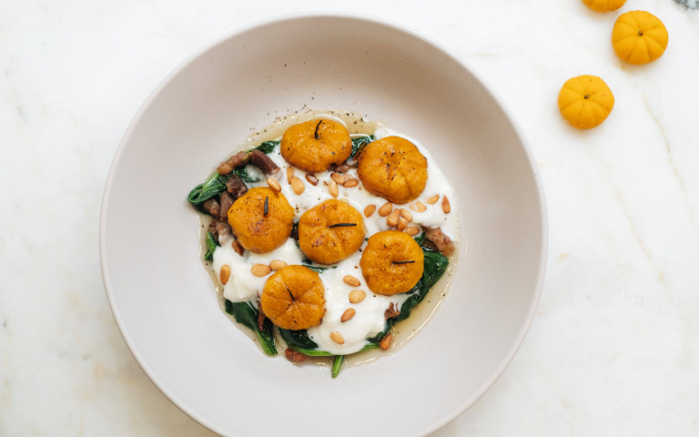 南瓜造型麵疙瘩吃過嗎？義式餐廳萬聖節新品，扎實口感真的超欠吃！