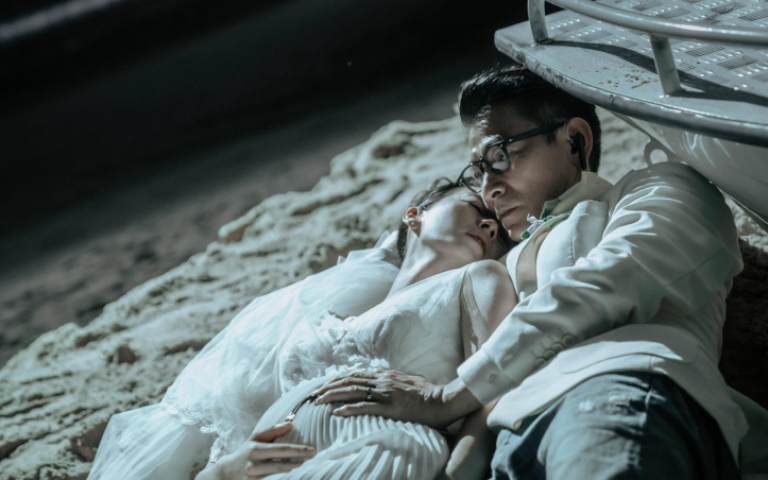 劉德華《潛行》婚禮變大逃殺　劉雅瑟捧孕肚躲槍戰