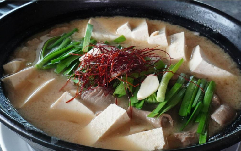 亞洲料理餐廳新菜單亮相　改版福岡內臟鍋、鰹魚半敲燒注入日本味