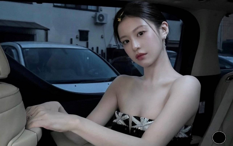 《愛情怎麼翻譯？》高允貞再登熱搜！不只有「AI 級美貌」，私下超會畫畫、上台就緊張的反差小故事被翻出！