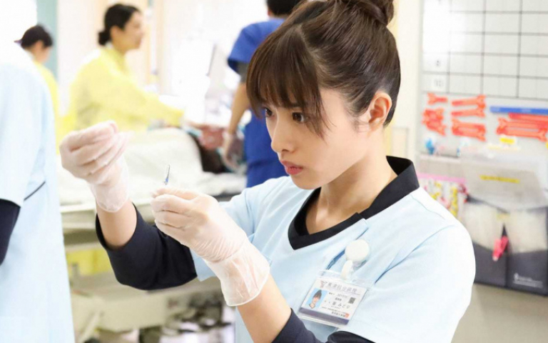 石原聰美為戲設計新制服 西野七瀨光看藥師工作就鐵腿
