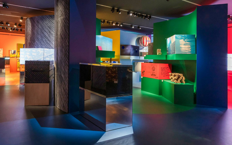 Louis vuitton「200 個旅行箱，200 位夢想家」全球巡迴特展： 唯一獲邀參展台灣藝術家周世雄，作品蘇富比拍賣做慈善。