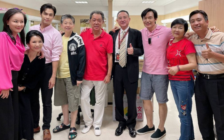 朱延平驚喜探班變見面會　《黃金歲月》演員群瘋求握手