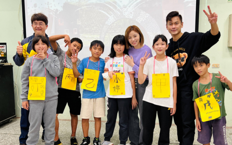 王瞳化身校園人氣王　被小孩包圍療癒身心靈