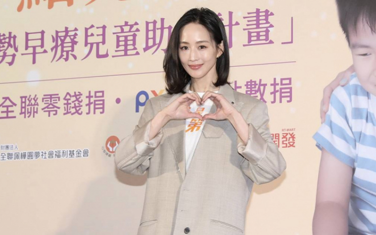 張鈞甯互動早療兒紅眼眶 談生子規劃喊「擲筊問神明」