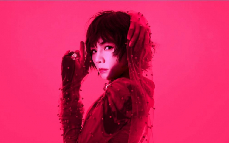 Ella辣秀性感螞蟻腰　回歸短髮許願「50歲要剃平頭」