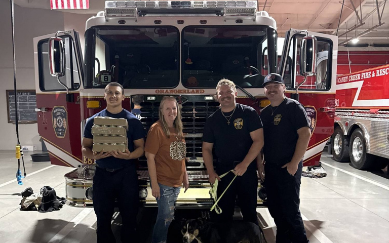 養狗禁令失效！黑汪闖入消防局成最萌吉祥物　局長也投降：不然走的就是我