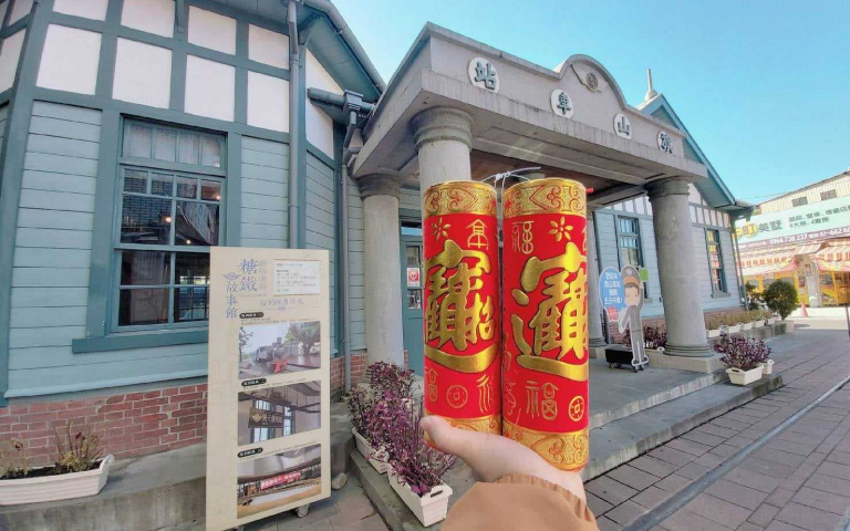 造訪高雄老車站 牛年民眾免費玩扭蛋 買福袋送小神衣