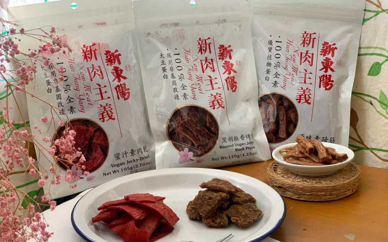 老品牌零食推陳出新 葷素肉乾齊發 粉色餅乾賣萌
