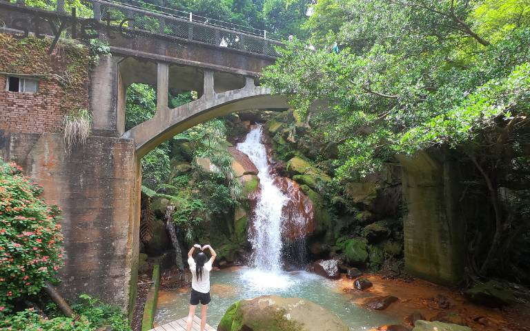 秘境旅遊1/揭開神秘秘道 天然藍寶石湧泉限額開放