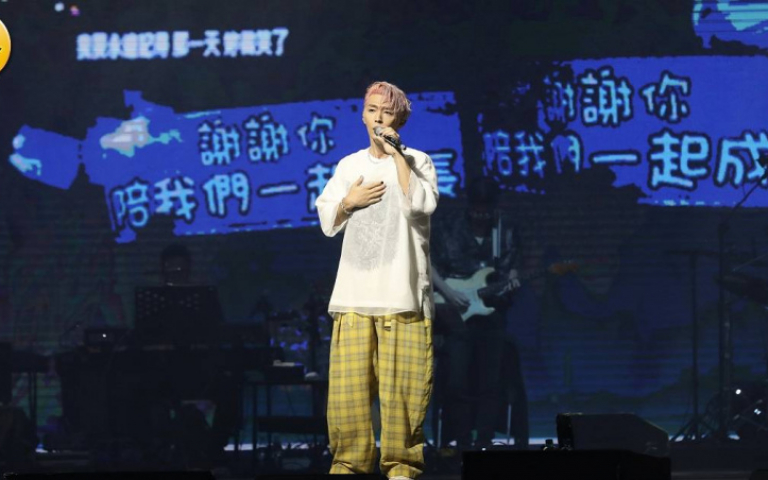 《營業中》夥伴突衝上台 炎亞綸2度嘴對嘴親鬼鬼