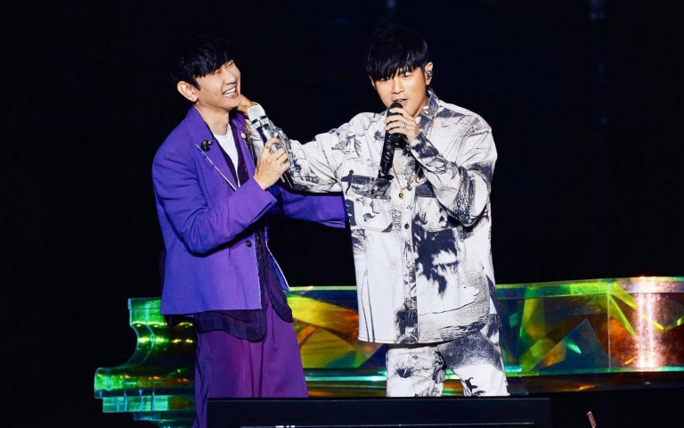 周杰倫站台好友林俊傑《JJ20》演唱會被抓包合體照有「亮點」!一身帥氣行頭比JJ還搶風頭!