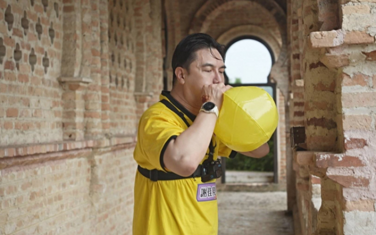 謝佳見不畏滂沱大雨拚過關　《玩很大》求安全首次中斷錄影