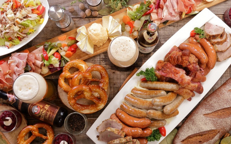 不飛德國同步慶祝啤酒節？晶華酒店將德式冷肉乳酪盤、啤酒燉豬肉、烤豬腳、烘烤半雞、德國啤酒搬出來