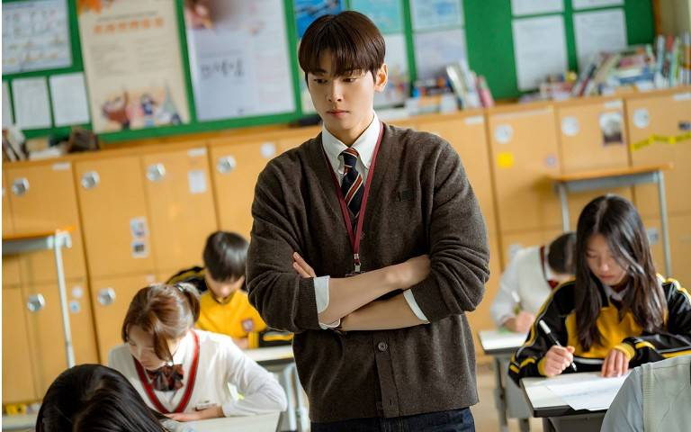 亞洲發燒星／車銀優拍吻戲汪星人不賞臉　嘴巴塗食物吸引狗狗舔