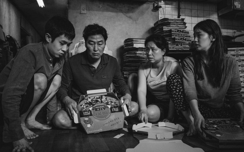 《寄生上流》黑白版即將上映 奉俊昊:看完會有不同感受