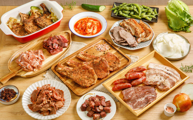 連小菜都準備好!中秋烤肉組合推薦,韓式五花肉、嫩牛黑豬…小家庭到派對組合通通有!