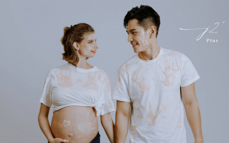 佳娜全裸上空挺9月孕肚拍寫真　火辣身材擋不住